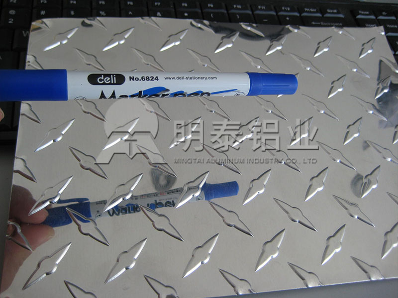 3003-H22花紋鋁板_工具箱用指針型花紋鋁板多少錢一噸？